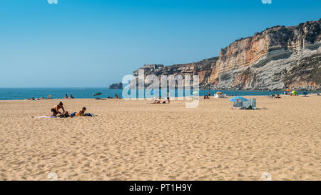 Caldas da Rainha, Portugal - Sept 25, 2018 : les touristes et les habitants à Nazare Beach sur la mer de l'Atlantique Banque D'Images