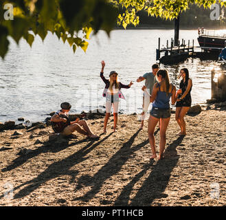 Groupe d'amis ayant une partie du riverside Banque D'Images