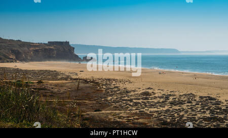 Plage du nord de Nazare, sur un après-midi tranquille, le plus célèbre village de pêche au Portugal situé sur la côte de l'océan Atlantique, célèbre pour le surf Banque D'Images