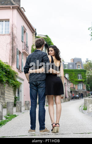 France, Paris, young couple dans une ruelle dans le quartier Montmartre Banque D'Images