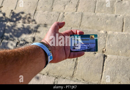 La main d'un homme tenant une carte d'embarquement pour une croisière sur le Nile River appelé le M/S Esadora Royal, l'Égypte, l'Afrique Banque D'Images