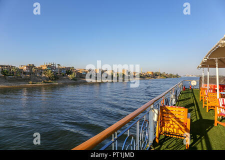 Une vue sur le Nil à bord d'un navire de croisière appelé le M/S Esadora Royal, l'Égypte, l'Afrique Banque D'Images