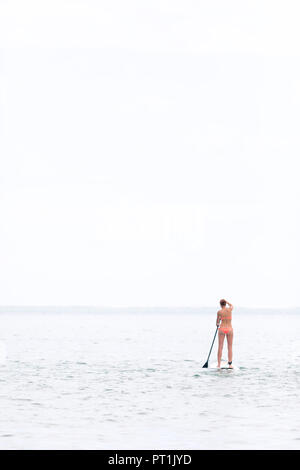 L'Ile Maurice, young woman on Stand up Paddling board Banque D'Images