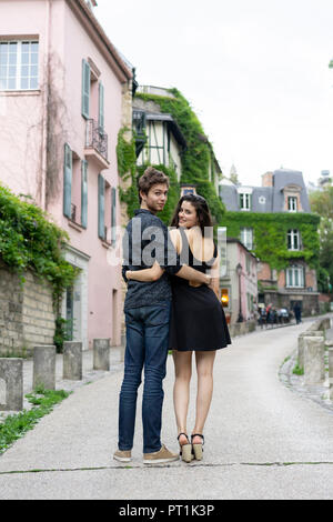 France, Paris, young couple dans une ruelle dans le quartier Montmartre Banque D'Images