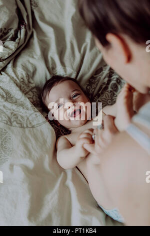 Mère de câlins avec son bébé Banque D'Images