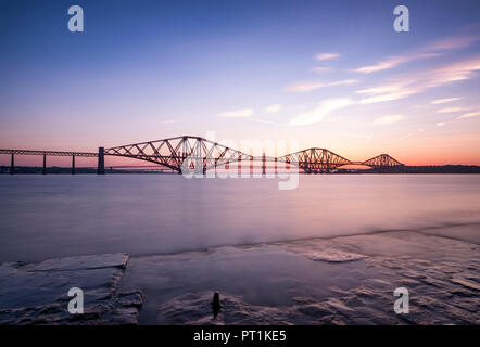 Royaume-uni, Ecosse, Fife, Édimbourg, l'estuaire du Firth of Forth Forth Bridge (Rail) et Forth Road Bridge et Queensferry Crossing en arrière-plan, au coucher du soleil Banque D'Images