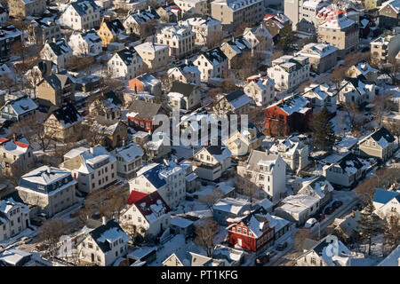 L'Islande, Reykjavik, vue aérienne du quartier résidentiel avec beaucoup de toits de maison Banque D'Images