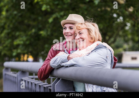 Heureux grand-mère et sa petite-fille se pencher ensemble sur main courante Banque D'Images