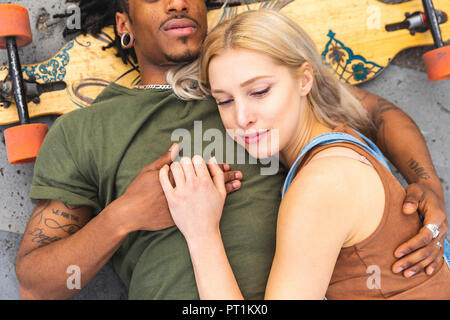 Portrait of young woman relaxing together avec son petit ami Banque D'Images