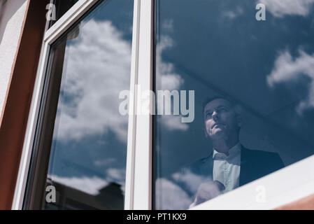 Businessman de la fenêtre Banque D'Images