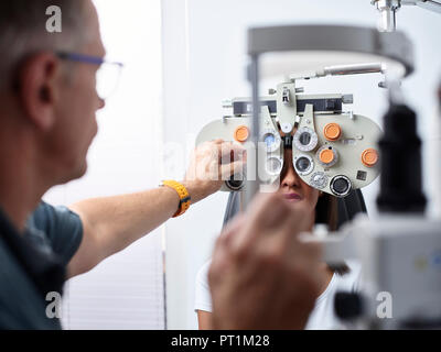 Optométriste examinant eye Banque D'Images