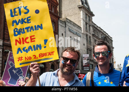 Deux jeunes hommes smiling transporte une grande étiquette colorée 'permet de faire l'Angleterre à nouveau NICE. Hashtag deuxième Brexit" en faveur de "peuples Vote" référendum. Banque D'Images