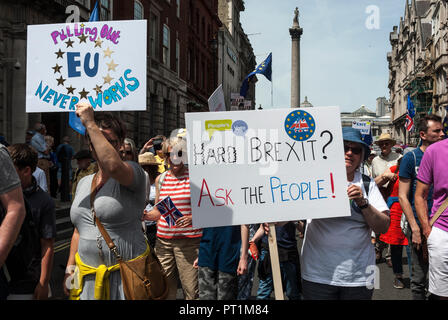 Deux personnes sur les Brexit rassemblement pour un vote des peuples, l'accomplissement des affiches 'tirant ne fonctionne jamais' 'Disque Brexit ? Demandez aux gens !". Banque D'Images