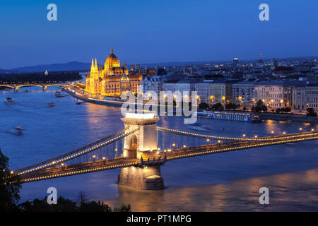 Vue sur le Pont des Chaînes, au Parlement, du Danube, Budapest, Hongrie Banque D'Images