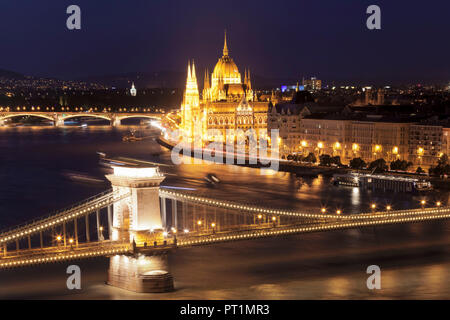 Vue sur le Pont des Chaînes, au Parlement, du Danube, Budapest, Hongrie Banque D'Images