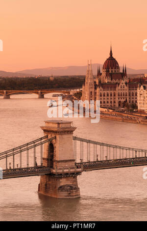 Vue sur le Pont des Chaînes, au Parlement, du Danube, Budapest, Hongrie Banque D'Images