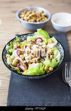 Bol de salade césar avec de la viande et de radis rouge Banque D'Images