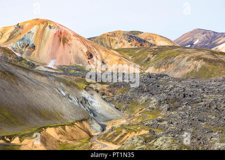 Une vue de Landmannalaugar et la montagne Brennisteinsalda (Landmannalaugar, la Réserve Naturelle de Fjallabak, Highlands, Région du Sud, Islande, Europe) Banque D'Images