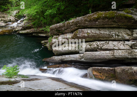 Vue sur les chutes d'eau dans les gorges de la vallée de Muggio Breggia, Mendrisio, District, Canton du Tessin, Suisse, Banque D'Images
