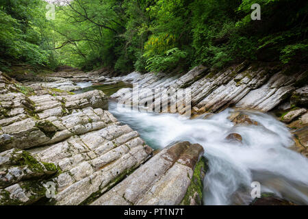 Vue sur les chutes d'eau dans les gorges de la vallée de Muggio Breggia, Mendrisio, District, Canton du Tessin, Suisse, Banque D'Images
