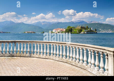 Vue sur les îles Borromées, l'Isola dei Pescatori et Isola Bella depuis un balcon sur le lac avant de Stresa dans une journée de printemps, Verbano Cusio Ossola, Lago Maggiore, Piémont, Italie, Banque D'Images