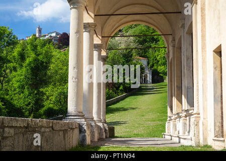 Vue sur les chapelles et la voie sacrée de Sacro Monte di Varese, UNESCO World Heritage Site, Sacro Monte di Varese, Varèse, Lombardie, Italie, Banque D'Images