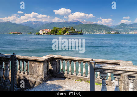 Vue sur les îles Borromées, l'Isola dei Pescatori, Isola Bella et Isola Madre depuis un balcon sur le lac avant de Stresa dans une journée de printemps, Verbano Cusio Ossola, Lago Maggiore, Piémont, Italie, Banque D'Images