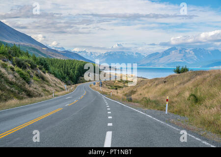 Route qui longe le Lac Pukaki, regard vers le Mont Cook, Ben Ohau, district de Mackenzie, région de Canterbury, île du Sud, Nouvelle-Zélande, Banque D'Images