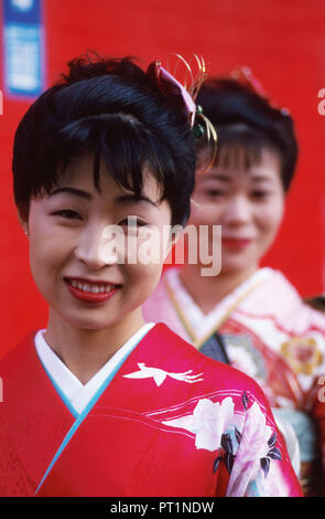 Mariko Tsunekawa et son ami Kikuko Taguchi sont habillés en costume de cérémonie japonais à Nagoya, au Japon. Parution du modèle Banque D'Images