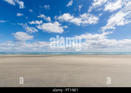 Plage de sable doré dans la région de Farewell Spit, réserve naturelle de Puponga, district de Tasmanie, île du Sud, Nouvelle-Zélande, Banque D'Images