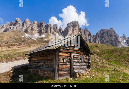 Une cabane en bois typique dans les prés du Passo Gardena, dans les Dolomites, Gardena, en passant du Trentin, Italie, Europe Banque D'Images