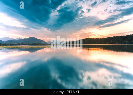 Lever du soleil sur le lac Alserio, Alserio, province de Côme, Brianza, Lombardie, Italie Banque D'Images