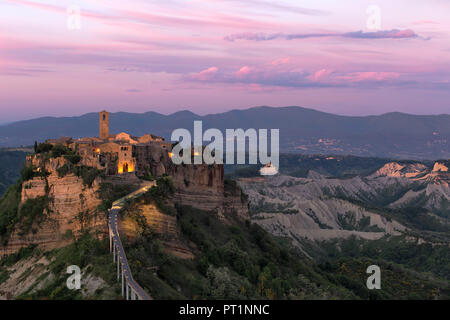 Coucher du soleil à Civita di Bagnoregio, Viterbe, Latium, Italie Banque D'Images