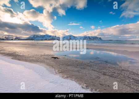 Neige sur une plage de sable, Ramberg, Flakstad municipalité, îles Lofoten, Norvège Banque D'Images