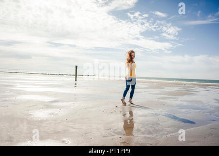 Woman relaxing at the beach, en flânant autour de Banque D'Images