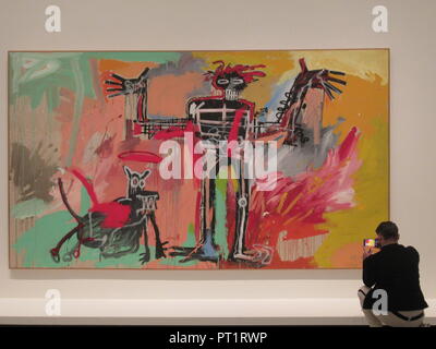 Paris, France. 08Th Oct, 2018. Un visiteur photographie la peinture "Garçon et le chien dans un Johnnypump" de Jean-Michel Basquiat. Credit : Sabine Glaubitz/dpa/Alamy Live News Banque D'Images