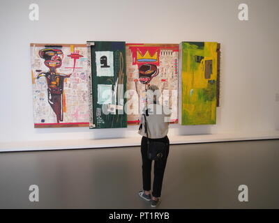 Paris, France. 08Th Oct, 2018. Un visiteur en face de l'ouvrage "Grillo" de Jean-Michel Basquiat. Credit : Sabine Glaubitz/dpa/Alamy Live News Banque D'Images