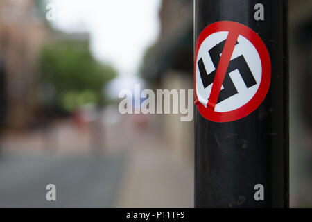 Charlottesville, Virginia, USA. Août 11, 2018. Un autocollant est Nazi vu au centre-ville de Charlottesville, Virginie le 11 août 2018. L'état d'urgence a été déclaré dans la police comme Virginie à Charlottesville et de la région à se préparer pour le premier anniversaire de l'Organisation le droit rally au cours de laquelle une contre-manifestant, Heather Hayer a été tué. Crédit : Alex Edelman/ZUMA/Alamy Fil Live News Banque D'Images