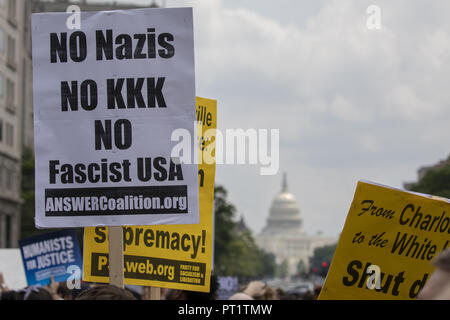 Charlottesville, Virginia, USA. Août 12, 2018. Les manifestants protestent contre attente signes avant l'Organisation des La droite 2 Rassemblement à Washington, DC Le 12 août 2018. L'unification de la droite Rally est un rassemblement de manifestants' 'Alt-Right. Crédit : Alex Edelman/ZUMA/Alamy Fil Live News Banque D'Images