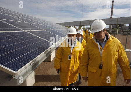 Kiev, Ukraine. 5Th Oct, 2018. Les visiteurs passent devant les panneaux solaires de la première centrale électrique solaire 'Solar Tchernobyl" situé en face de la nouvelle enceinte de confinement arch couvrant les dommages quatrième réacteur de la centrale nucléaire de Tchernobyl, lors d'une cérémonie d'ouverture à Tchernobyl. Crédit : Serg Glovny/ZUMA/Alamy Fil Live News Banque D'Images