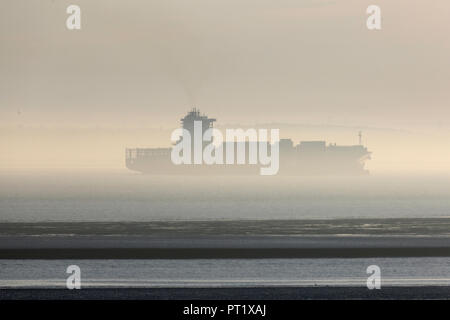 Westcliff on Sea, Royaume-Uni. 5Th Oct, 2018. Le porte-conteneurs Santa Ursula se dirige vers DP World, London Gateway. En fin d'après-midi brumeux vue sur la Tamise vers l'estuaire de Kent. Penelope Barritt/Alamy Live News Banque D'Images