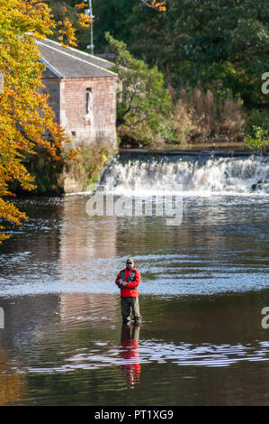 Glasgow, Ecosse, Royaume-Uni. 5 octobre, 2018. Météo France : un homme pêche à la mouche dans le Livre blanc de l'eau Panier sur un après-midi ensoleillé de Pollok Country Park. Credit : Skully/Alamy Live News Banque D'Images