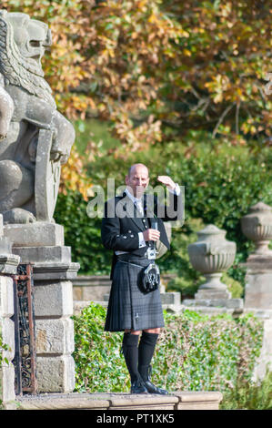 Glasgow, Ecosse, Royaume-Uni. 5 octobre, 2018. Météo France : un homme invité depuis une fête de mariage tenant une flûte de champagne et de blindage ses yeux du soleil à Pollok Country Park. Credit : Skully/Alamy Live News Banque D'Images