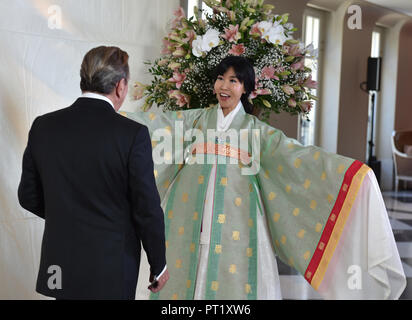 05 octobre 2018, Berlin : l'ancien chancelier allemand Gerhard Schroeder et son épouse sud-coréen Kim Soyeon, qui l'a épousé il y a cinq mois, en face de l'autre lors d'une réception à l'hôtel Adlon. Le couple est d'avoir leur fête de mariage. Environ 150 invités étaient attendus à la soirée. Photo : Kai-Uwe Wärner/dpa dpa/Piscine Banque D'Images