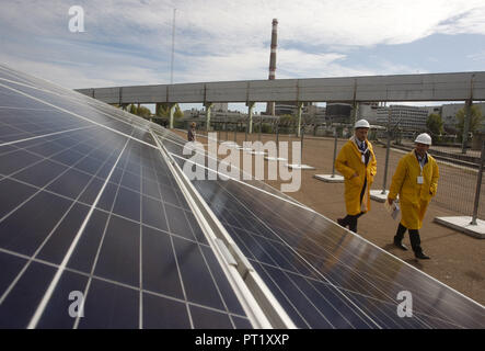 Kiev, Kiev, Ukraine. 5Th Oct, 2018. Les visiteurs ont vu marcher autour de l'énergie solaire photovoltaïque installations d'éléments à la centrale de Tchernobyl Tchernobyl.Solar dispose d'environ 16 000 mètres carrés de 3 800 panneaux solaires devraient générer 1,0 MWC d'électricité chaque année, c'est un projet conjoint de Rodina ''" Enerparc AG Consortium fondé en 2013 et ses objectifs est de mettre en œuvre des projets d'énergie renouvelable dans les zones qui ont été détruites par la catastrophe de Tchernobyl, sa capacité de production de l'énergie solaire est Tchernobyl 1024 MWh/an. (Crédit Image : © Pavlo Gonchar/SOPA des images à l'aide de Zuma Banque D'Images