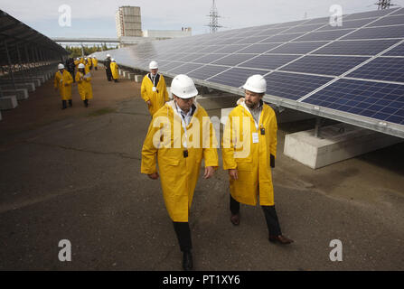 Kiev, Kiev, Ukraine. 5Th Oct, 2018. Les visiteurs ont vu marcher autour de l'énergie solaire photovoltaïque installations d'éléments à la centrale de Tchernobyl Tchernobyl.Solar dispose d'environ 16 000 mètres carrés de 3 800 panneaux solaires devraient générer 1,0 MWC d'électricité chaque année, c'est un projet conjoint de Rodina ''" Enerparc AG Consortium fondé en 2013 et ses objectifs est de mettre en œuvre des projets d'énergie renouvelable dans les zones qui ont été détruites par la catastrophe de Tchernobyl, sa capacité de production de l'énergie solaire est Tchernobyl 1024 MWh/an. (Crédit Image : © Pavlo Gonchar/SOPA des images à l'aide de Zuma Banque D'Images