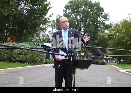 Washington, États-Unis d'Amérique. 05Th Oct, 2018. WASHINGTON, DC : Larry Kudlow Directeur du Conseil économique national s'adresse à la presse à la Maison Blanche le 5 octobre 2018. Credit : Tasos Katopodis/CNP Crédit dans le monde entier | conditions : dpa/Alamy Live News Banque D'Images