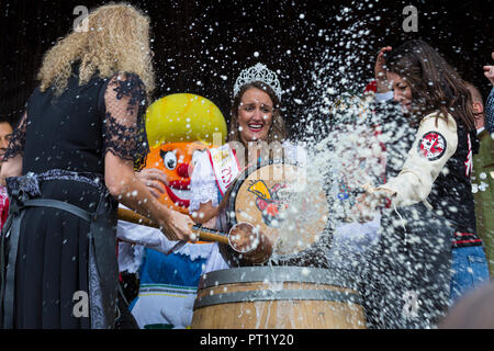 Kitchener, Ontario Canada. 05 octobre 2018. Ouverture officielle de la 50e Kitchener Waterloo , Oktoberfest bavarois les plus importants en Amérique du festival. En appuyant sur le premier baril de bière a lieu à l'Hôtel de Ville de Kitchener. Touchant le baril de bière Tara Slone Co accueillir Hometown Hockey avec Ron et Margo Jones, président de l'Oktoberfest de Kitchener-Waterloo le rendement du crédit Image/Alamy Live News. Banque D'Images