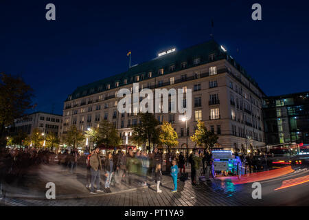 05 octobre 2018, Berlin : l'hôtel Adlon. L'ancien Chancelier allemand Schroeder et son épouse sud-coréenne Soyeon ont célébré leur fête de mariage avec des invités dans l'auberge le soir. Photo : Paul Zinken/dpa Banque D'Images