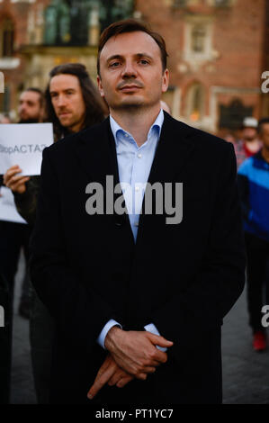 Cracovie, Pologne. 5Th Oct, 2018. Lukasz Gibala, un candidat aux élections locales vu prendre part à la manifestation.protester contre la Directive européenne sur le droit d'auteur mis en œuvre (connu sous le nom de l'ACTA 2.0) en face d'Adam Mickiewicz Monument sur la place principale. Le 12 septembre 2018 une version mise à jour de la controversée les articles 11 et 13 de la Directive sur le droit d'auteur dans le marché unique numérique ont été approuvées par le Parlement européen. Credit : ZUMA Press, Inc./Alamy Live News Banque D'Images